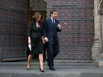 La viuda de Leopoldo Rod&eacute;s, Ainhoa Grandes, junto al hijo del mecenas y empresario, Gonzalo Rod&eacute;s, tras el funeral. 