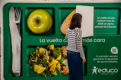 Una bandeja comedor gigante en la Plaza Red de San Luis, en el centro de Madrid este miércoles.