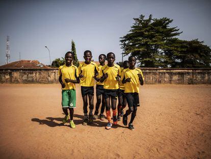 Una cancha para los niños de la calle en Bissau