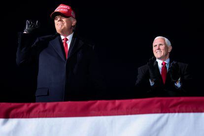 Mike Pence, junto a Donald Trump el 2 de noviembre en un mitin en Míchigan.