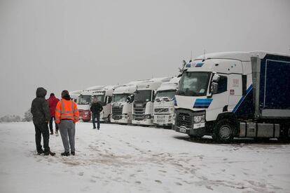 Camions parats a la sortida de l'A-2, al Bruc.