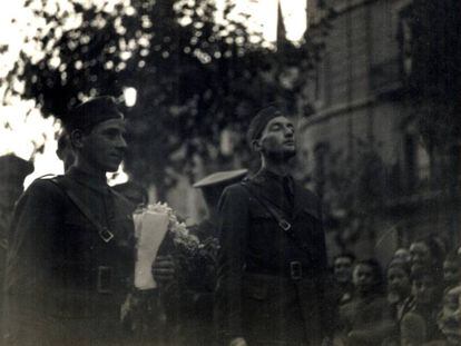 Membres de les Brigades Internacionals, desfilant per l'avinguda 14 d'Abril (actual Diagonal) a Barcelona, el 28 d'octubre de 1938.
