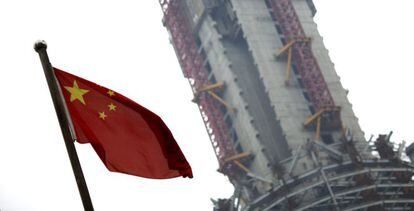 bandera China en el distrito financiero de Shangh&aacute;i.