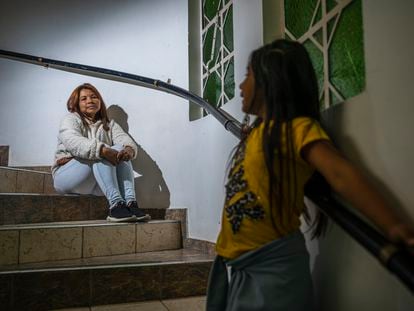 Una mujer cuida a una niña, en un establecimiento en Bogotá (Colombia), en una imagen de archivo.