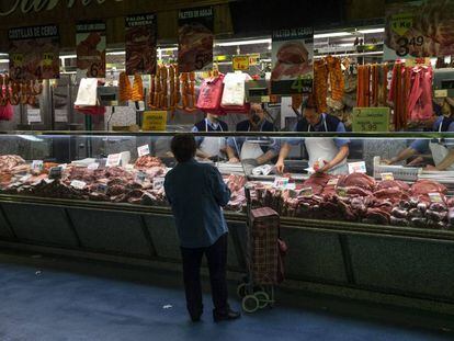 Una carnicer&iacute;a en el mercado Maravillas en Madrid