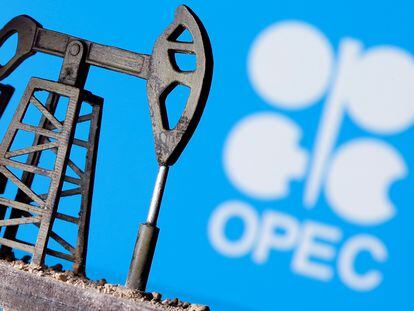 Reproducción de un pozo petrolero, con un logo de la OPEP al fondo.