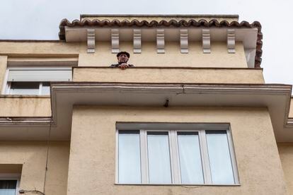 En la foto, Victoriano (93 años), asomado a su balcón de la calle Málaga, en el barrio de Chamberí, Madrid.
