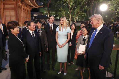 Donald Trump con Ivanka Trump y Jared Kushner durante una visita oficial a Seúl en 2019.