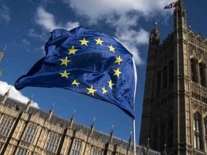 Una bandera de la UE ondea en los alrededores del Parlamento brit&aacute;nico en Londres.