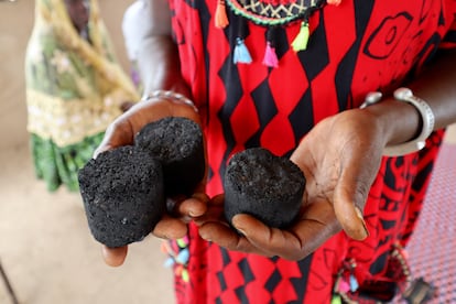 Las nuevas iniciativas implementadas incluyen la fabricación de carbón vegetal a partir de desechos sólidos como son las cáscaras de mandioca, cocos, cacahuetes, hojas secas o papel. Tras un proceso de pirolisis en un horno especial, los residuos son triturados hasta reducirlos a polvo. Luego mezclados con agua y compactados con una máquina de presión manual. Una vez secadas al sol, las briquetas resultantes son envasadas y vendidas para ser utilizadas en las cocinas. Esta iniciativa va acompañada de una fuerte campaña de sensibilización para poner fin a la tala de los bosques de Gambia.