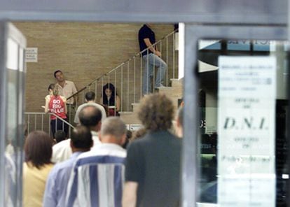 Imagen de archivo de ciudadanos en una comisaría donde se tramita el DNI y el pasaporte.