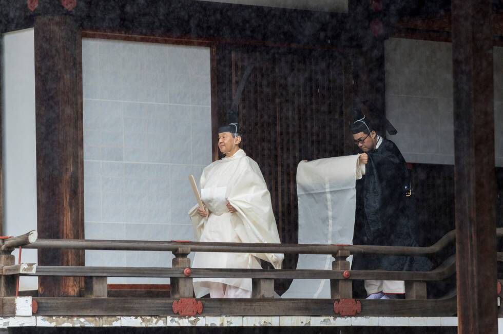 El emperador Naruhito camina hacia el santuario de Kashikodokoro.