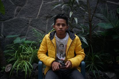 Alberto Rojas, de 21, en el patio de CAFEMIN, un albergue para migrantes que tiene camas para 90 personas pero ahora acoge a 500, el 24 de octubre de 2022, en Ciudad de México.