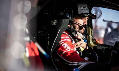 Fernando Alonso dentro de su Toyota durante el Rally Dakar.