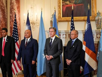 El secretario de Estado, Antony Blinken, junto a los presidentes de Palau, Micronesia, y de las islas Marshall, este jueves en Washington.