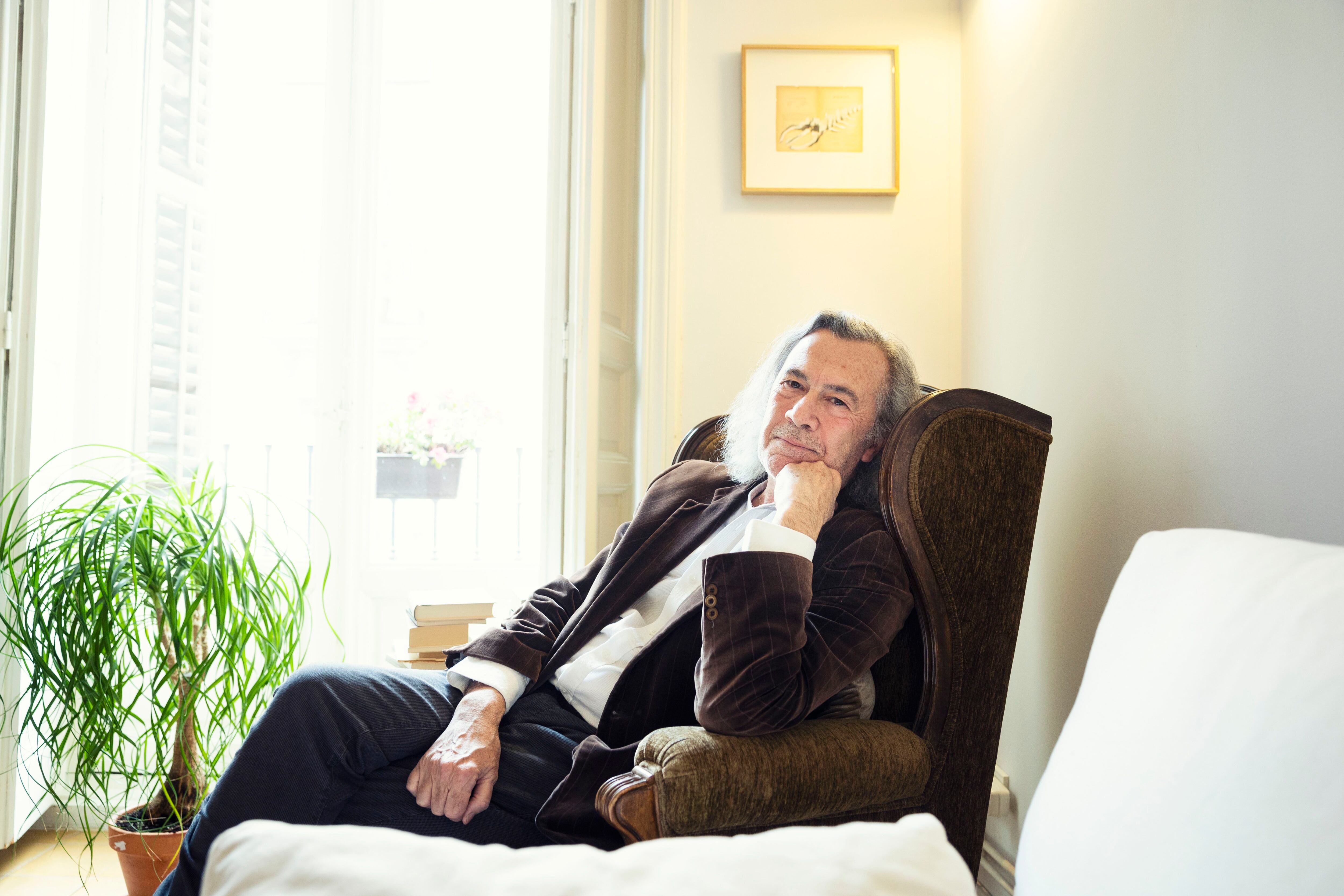 Fernando Beltrán, poeta, fotografiado en su casa de Madrid el 5 de marzo de 2024. 