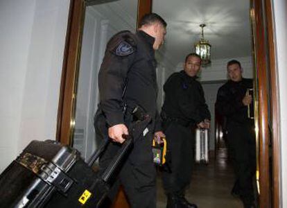 La policia allana dos pisos en el edificio donde vive Cristina Kirchner.
