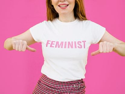Mujer blanca con camiseta feminista.