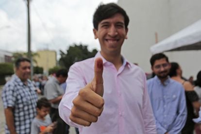 Pedro Kumamoto después de votar en las elecciones de 2018.