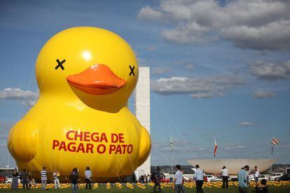Una protesta contra Rousseff,  en el Congreso de Brasil con el lema &#039;Deja de pagara el pato&#039;.