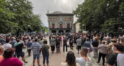 Cientos de personas se concentraron el jueves en Lemoa (Bizkaia) para condenar la agresión en grupo a Alex, el vecino que sigue en estado crítico.
