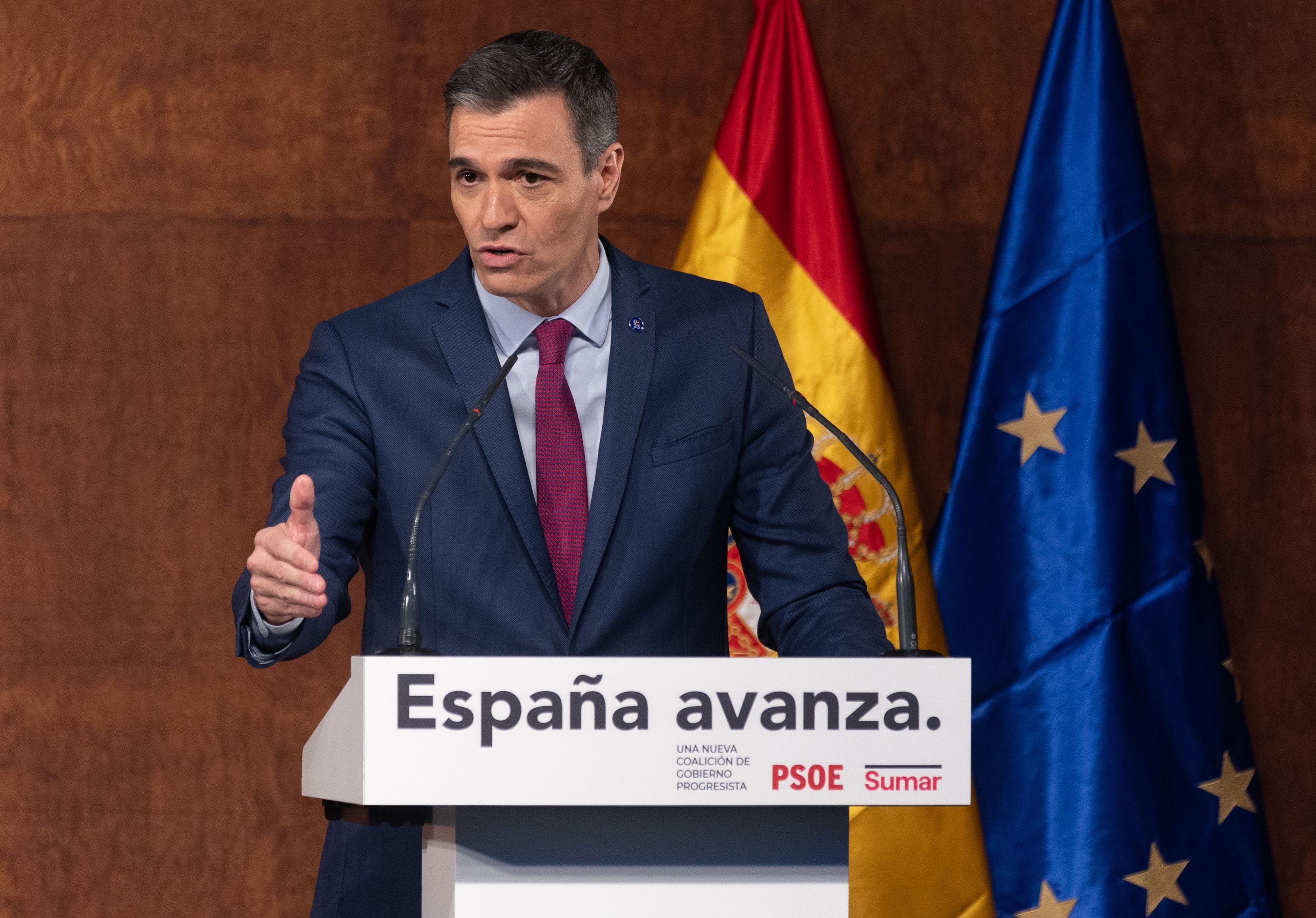 El presidente del Gobierno en funciones, Pedro Sánchez, comparece tras la firma de un acuerdo con la líder de Sumar y vicepresidenta segunda del Gobierno en funciones, Yolanda Díaz, este martes en Madrid.