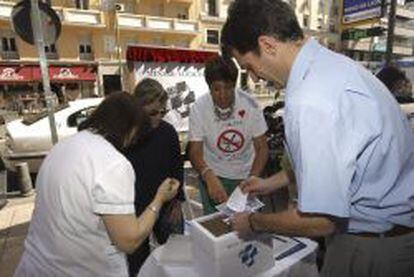 Mesa de votaciones instalada junto al Hospital de la Princesa, en Madrid.