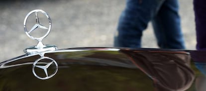 Un automóvil Mercedes-Benz aparcado en un encuentro de aficionados.