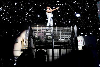El rapero Lil Baby subido a una plataforma durante su concierto en el escenario principal.