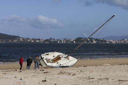 El temporal costero de viento y olas se mantiene en el litoral gallego. En la foto un barco varado en Baiona (Pontevedra).