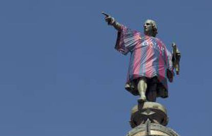 La estatua de Colón, situada al final de las Ramblas barcelonesas, luce una réplica de las nuevas camisetas del F.C. Barcelona, que recuperan las tradicionales rayas verticales azulgranas.