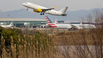 Un avión de Vueling en el aeropuerto de El Prat, en Barcelona