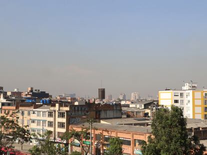Capa de contaminación sobre Bogotá, captada desde los cerros orientales de la capital, el 24 de febrero de 2023.