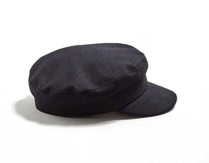 Gorra en color negro de Mango (15,99 euros).