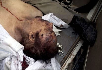 El cadáver de Gadafi, a su llegada a Misrata, tras su trasladado desde Sirte.