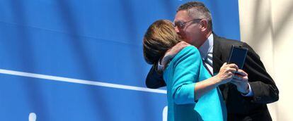 Gallardón abraza a Botella al recibir la medalla.