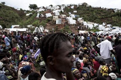 Algunos congoleños esperan una distribución de alimentos en un campamento para personas internamente desplazadas el 20 de marzo de 2018 en Kalemie (República Democrática del Congo).
