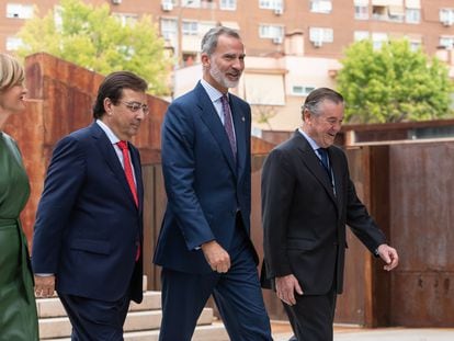 La Ministra de Educación, Pilar Alegría; el presidente de Extremadura, Guillermo Fernández Vara; el Rey Felipe VI y el presidente del IEF, Andrés Sendagorta.
