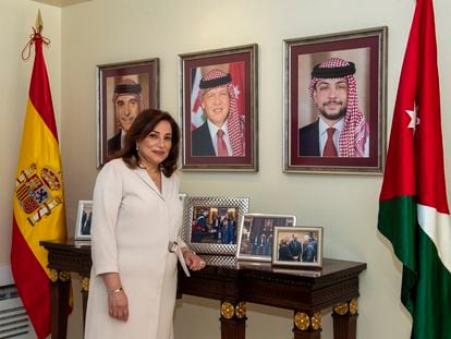La embajadora de Jordania en España, Areej Hawamdeh, en su residencia oficial en Madrid con los retratos de los mandatarios de su país.
