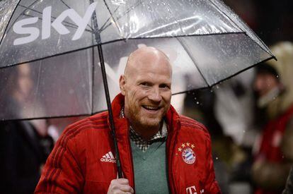 Matthias Sammer, director deportivo del Bayern, bajo un enorme paraguas antes del partido contra el Hoffenheim.