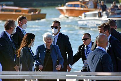 Janet Yellen (centro), secretaria del Tesoro de Estados Unidos, llega a la reunión del G-20 en Venecia este viernes.