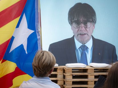 Puigdemont intervino por videoconferencia el 16 de julio en el mitin que Junts dio en Amer (Girona), su localidad natal, dentro de la campaña del 23-J.