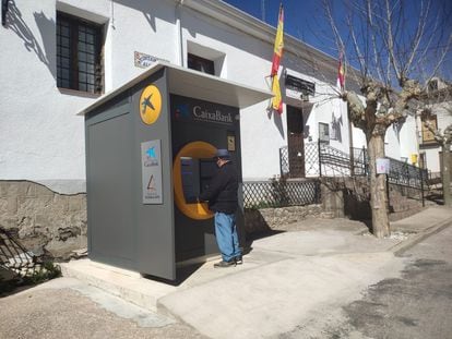 Un cajero automático instalado en la casa consistorial de Alcocer, en Guadalajara, en una imagen cedida por el Ayuntamiento.