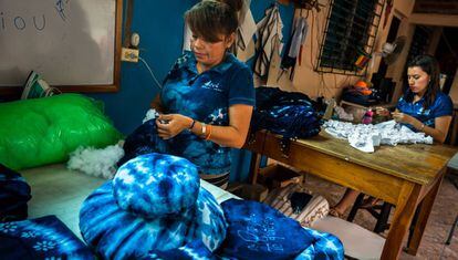 Dos mujeres trabajan en un taller de artesanía de Santiago Nonualco, El Salvador.  