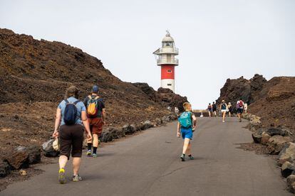 Un grupo de turistas camina hacia el faro de Punta de Teno, en la parte noroccidental de la isla de Tenerife. 