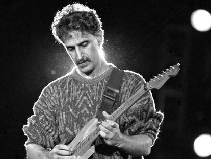 Frank Zappa en concierto en Madrid en 1988.