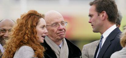 Rebekah Brooks (exdirectora de News of the World) junto a Rupert Murdoch y su hijo, James Murdoch. 