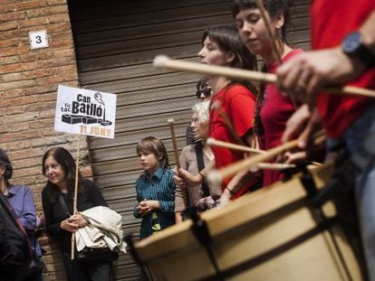 Los vecinos en el recinto de Can Batlló el 11 de junio de 2011.