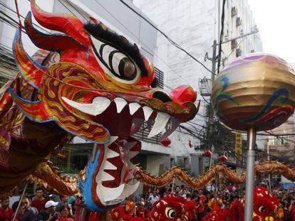 Bailes tradicionales de leones y dragones en las celebraciones del Año Nuevo Lunar Chino, el Año del Cerdo.