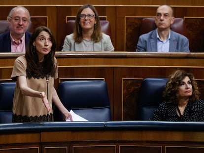 Las ministras de Justicia, Pilar Llop, y de Hacienda, María Jesús Montero, durante la sesión de control al Gobierno el pasado miércoles en el Congreso.